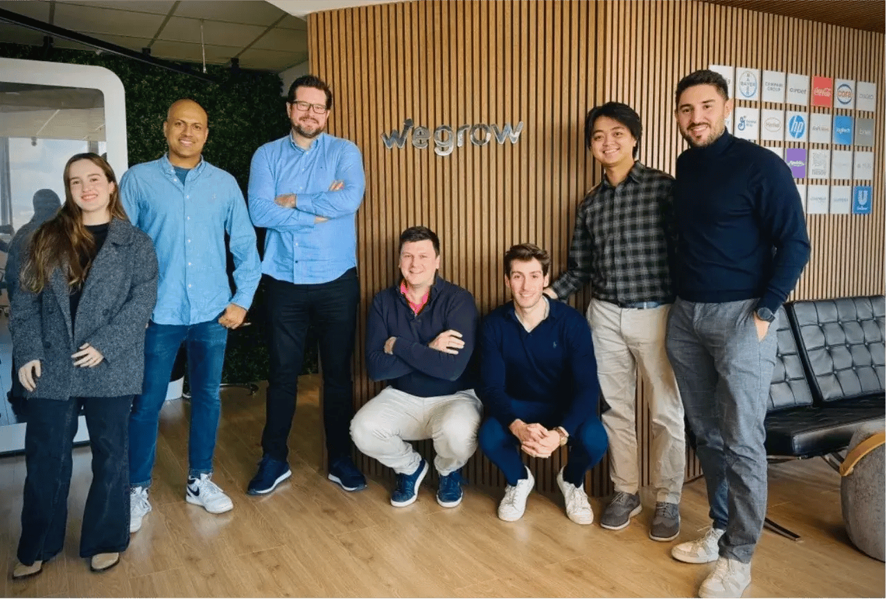 group-photo-customers-suppot